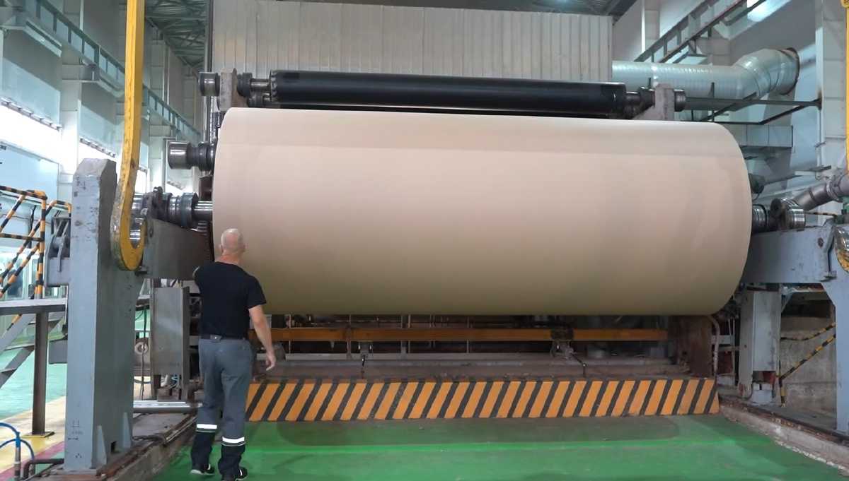 На Боровичской картонно-бумажной фабрике работают более 100 специалистов.