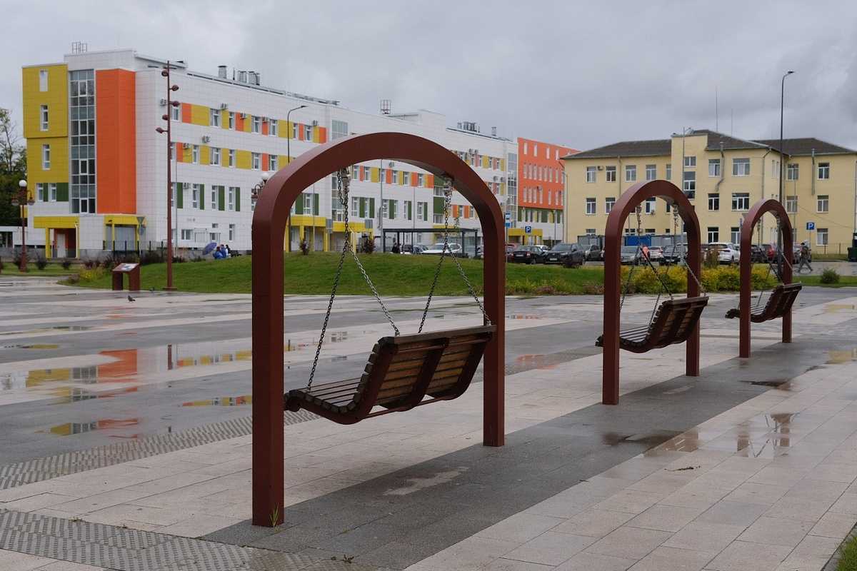 Площадь 1 Мая уже стала любимым местом отдыха горожан и гостей.