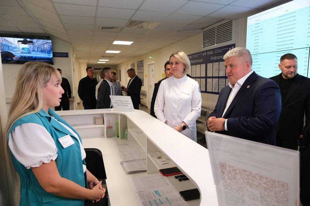 Александр Дронов пообщался с сотрудниками и пациентами поликлиники в Боровичах.