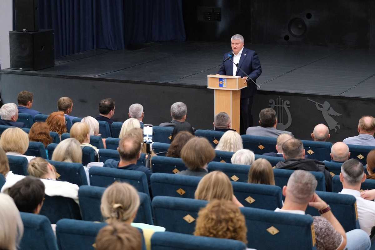 Жители Боровичей смогли задать Александру Дронову вопросы по различным темам.