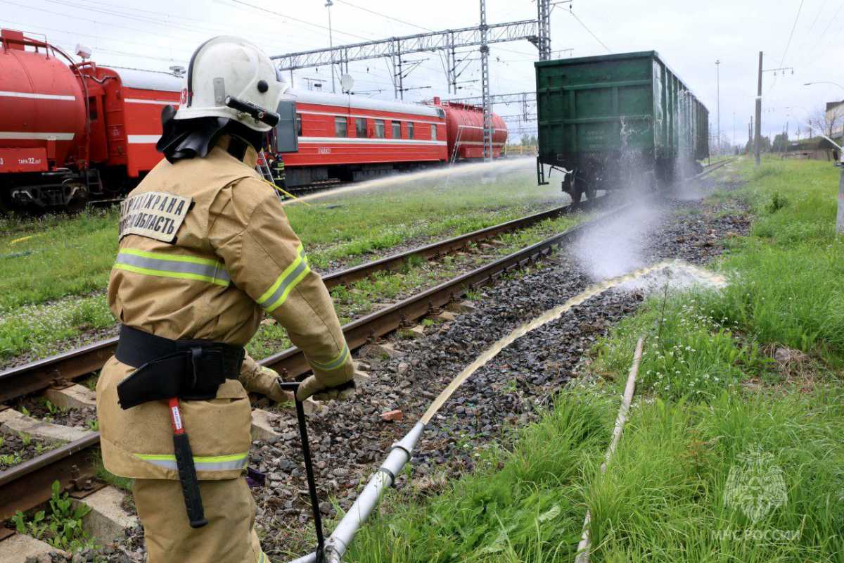 По легенде учений, из-за аварии железнодорожный состав загорелся.