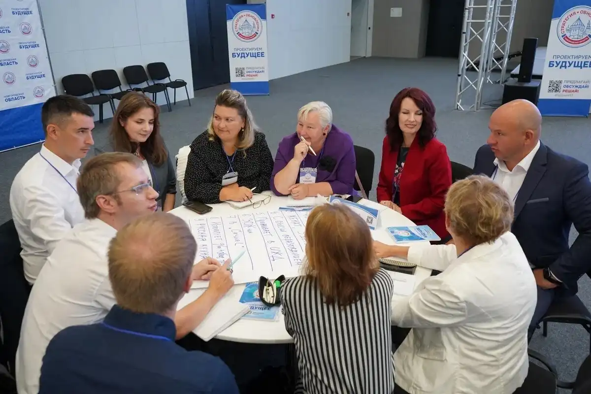 В течение двух месяцев в округах и Великом Новгороде проходили отраслевые и территориальные сессии.