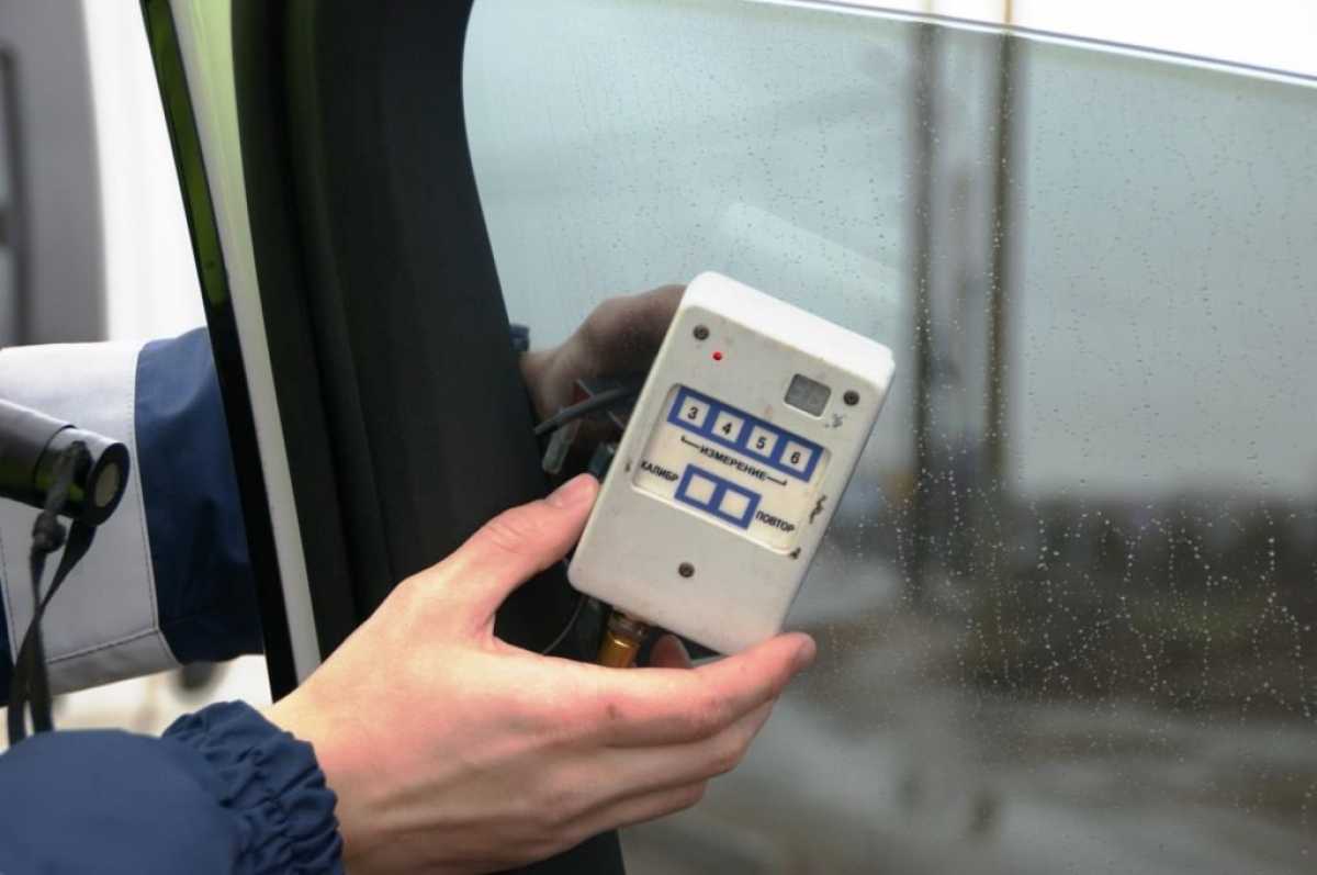 Вместе с постановлением о штрафе нарушители регламента о тонировке получают и требование снять плёнк