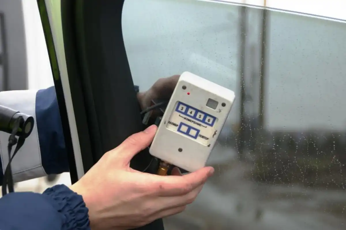 Вместе с постановлением о штрафе нарушители регламента о тонировке получают и требование снять плёнк