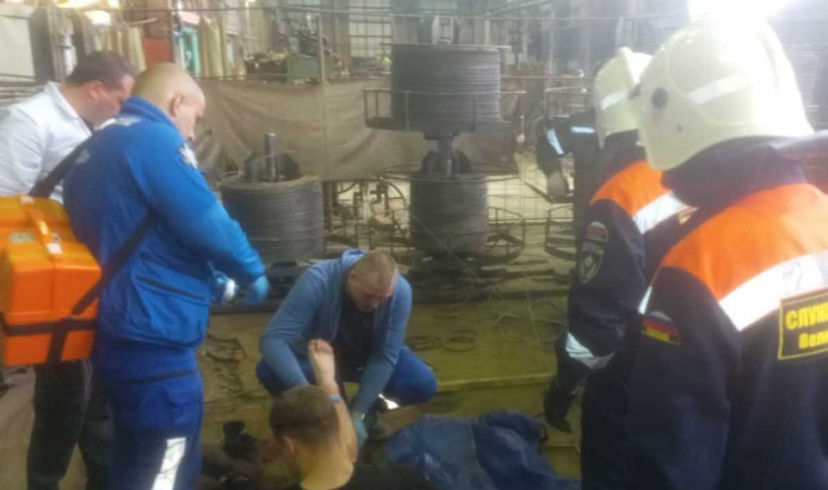 Пострадавший работник находится в областной больнице, угрозы его жизни нет.