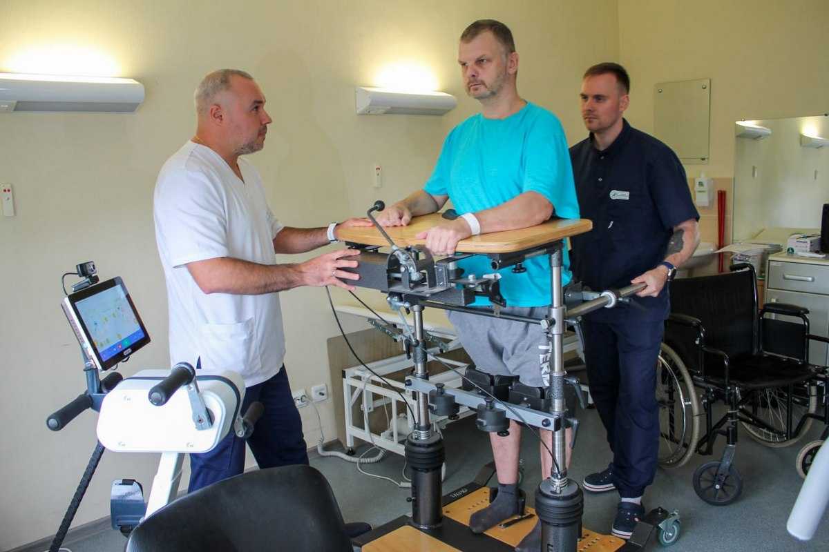 С мужчиной работала целая команда специалистов.