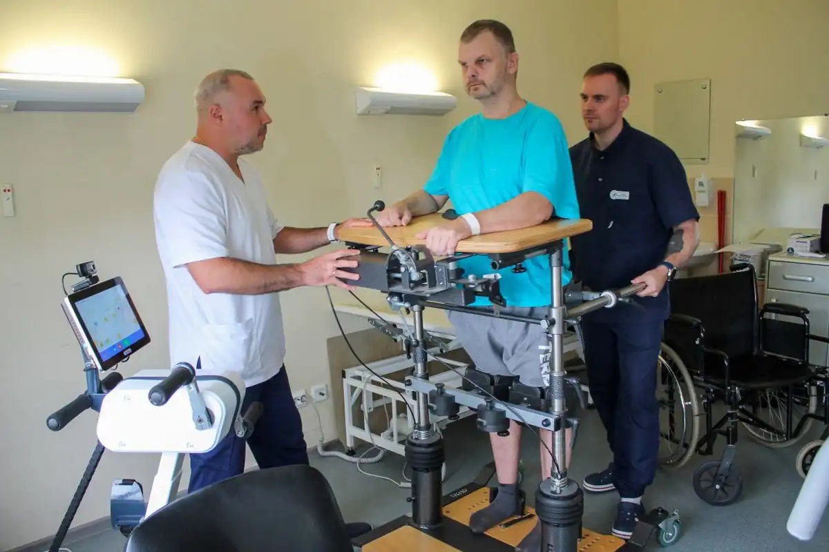 С мужчиной работала целая команда специалистов.