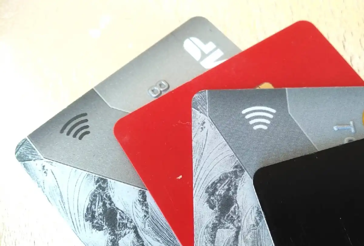 Бригадир сфотографировал на мобильный телефон паспорт и банковскую карту водителя.