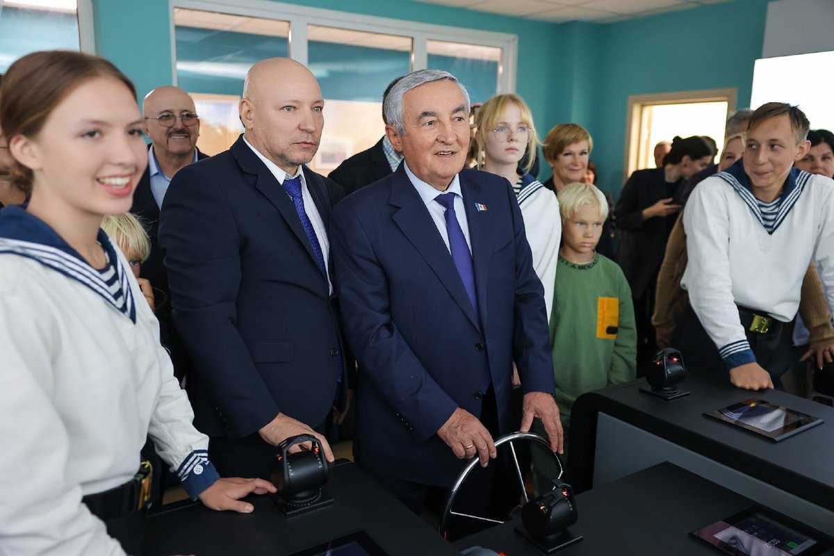 Парламентариям провели экскурсию по учебным корпусам колледжа.