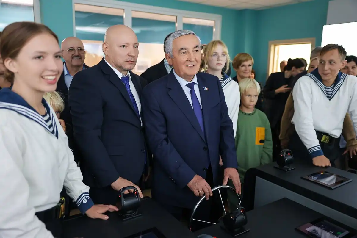 Парламентариям провели экскурсию по учебным корпусам колледжа.