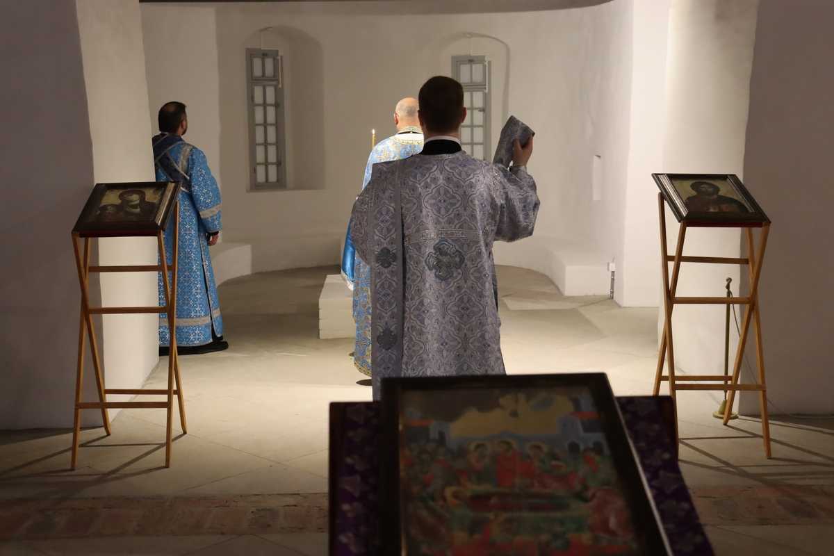 Служба в Успенском храме, как заметил Сергей Брюн, была «немножко экспериментальной».