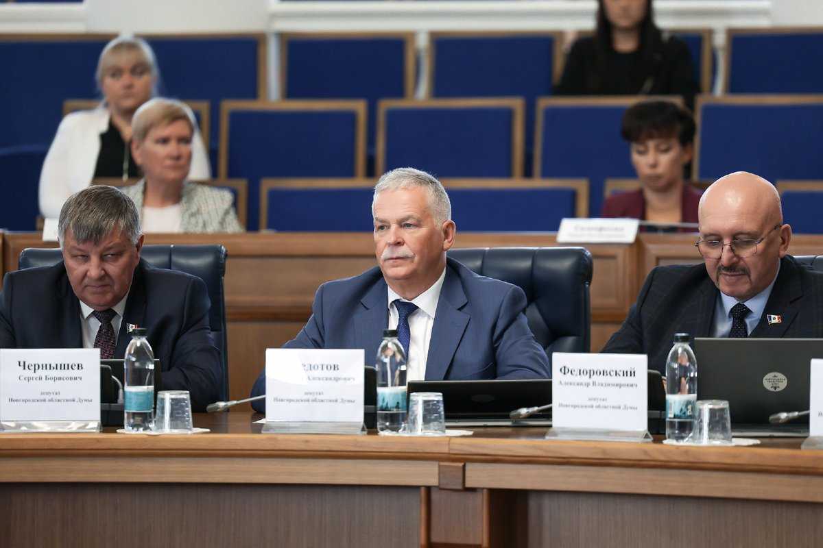 По словам председателя думского комитета по бюджету, налогам и тарифам Анатолия Федотова (в центре),
