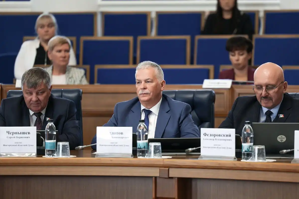 По словам председателя думского комитета по бюджету, налогам и тарифам Анатолия Федотова (в центре),