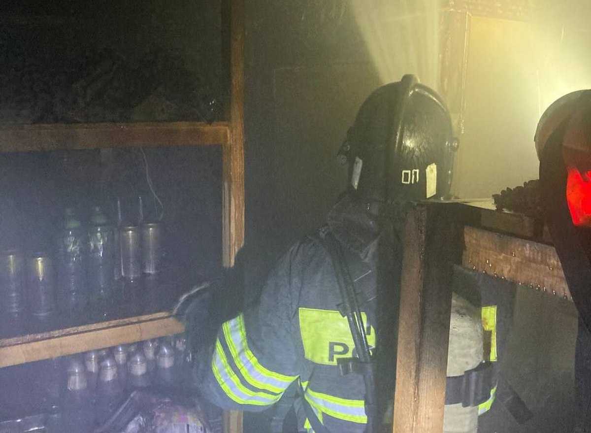 На улице Центральной горело нежилое здание, в котором находится продуктовый магазин.