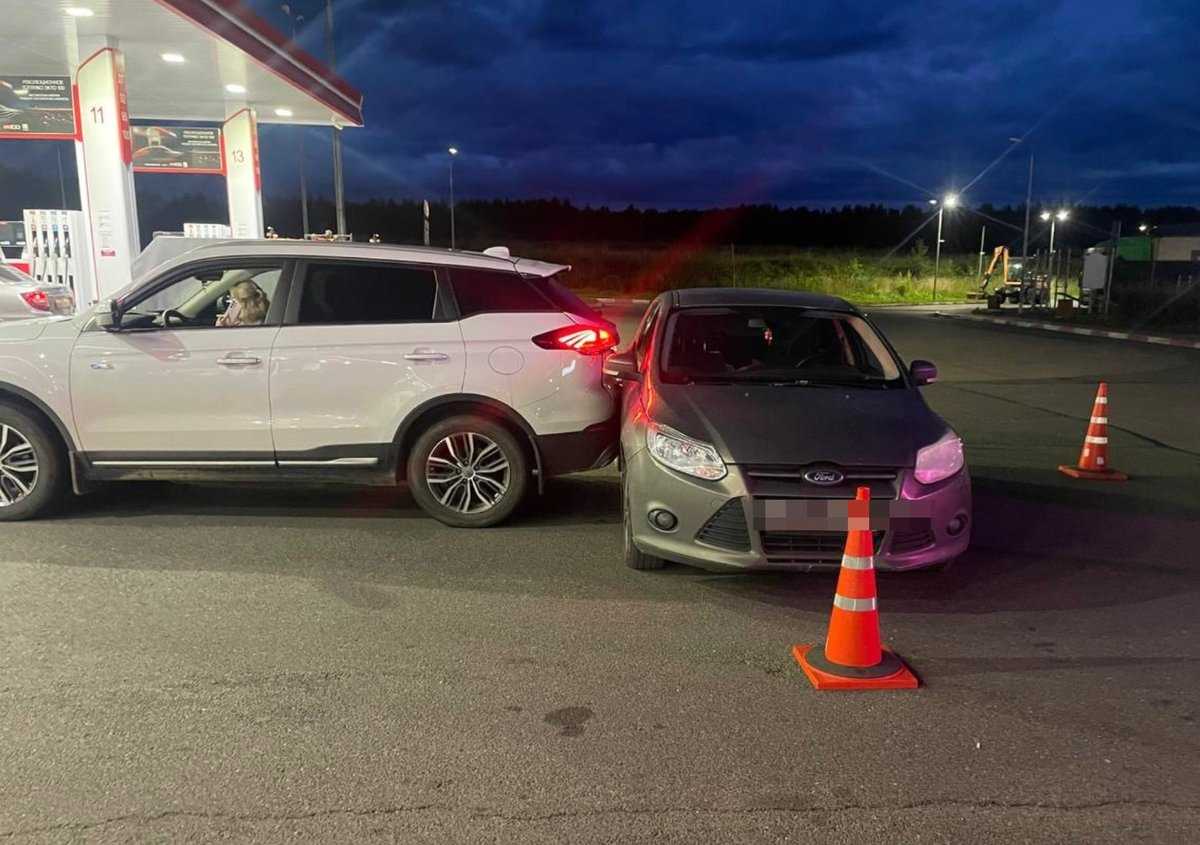 Обе машины получили повреждения.