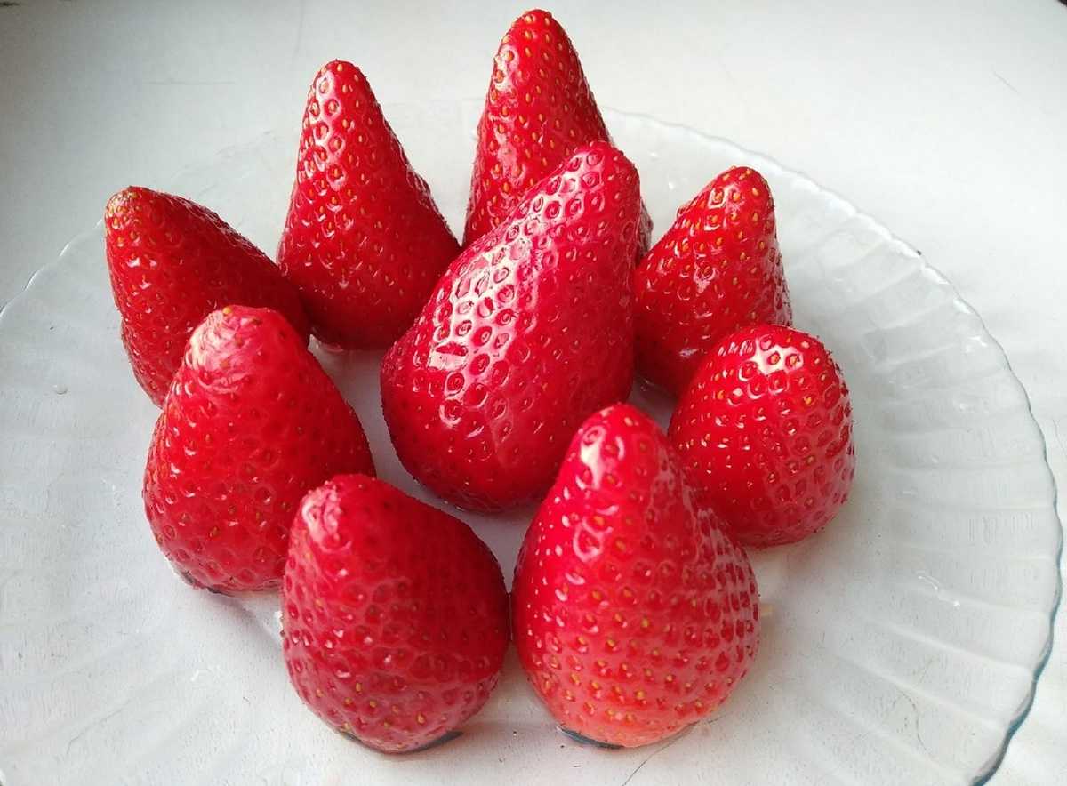 Для начала велосипедист купил шоколадное яйцо, клубнику и молочный коктейль..