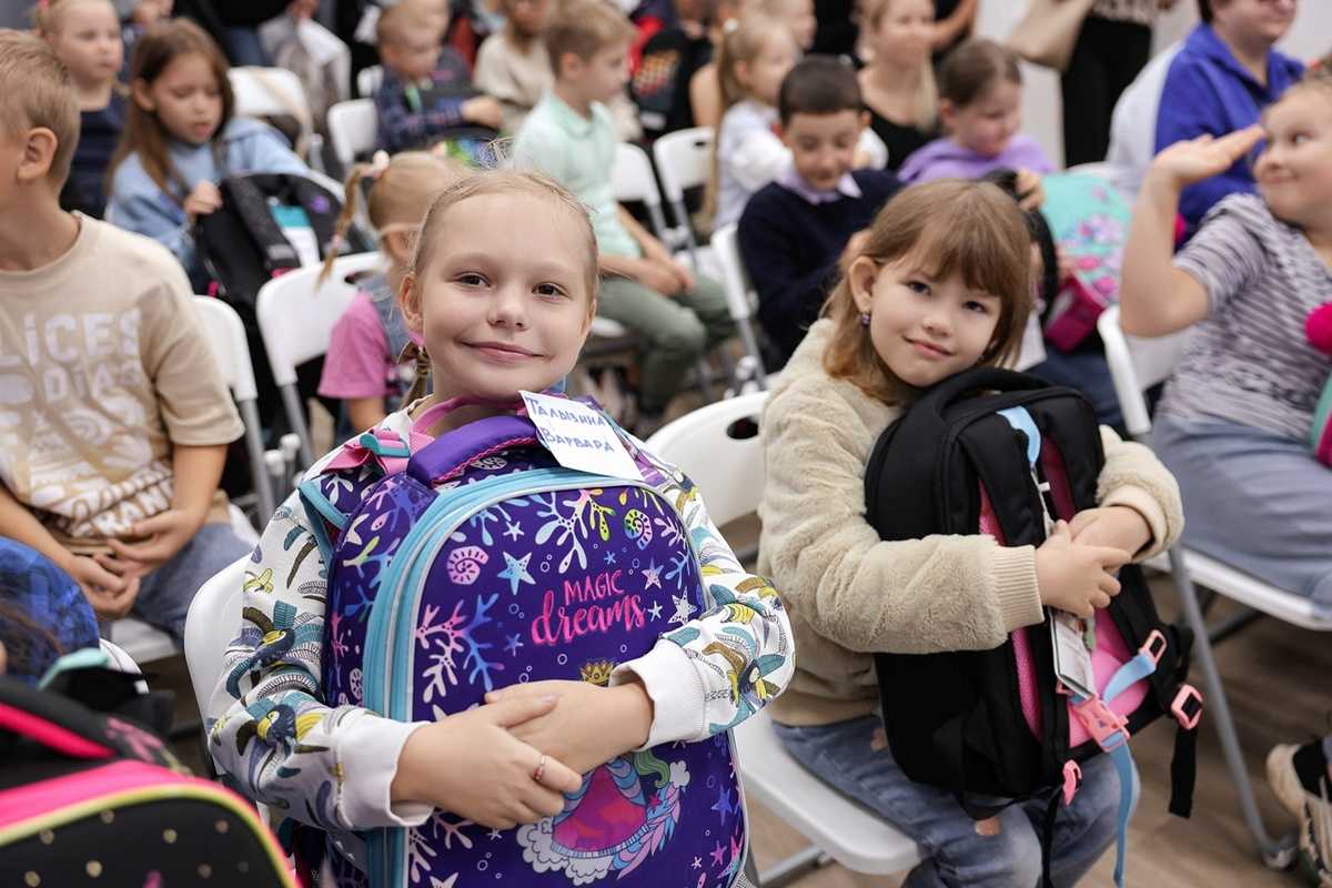 Депутаты пожелали школьникам хорошей учёбы и успехов во всех начинаниях.