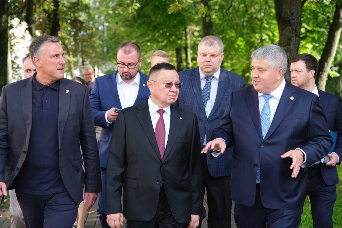 Глава Минстроя России Ирек Файзулин и  Александр Дронов обсудили строительство Державинского микрора
