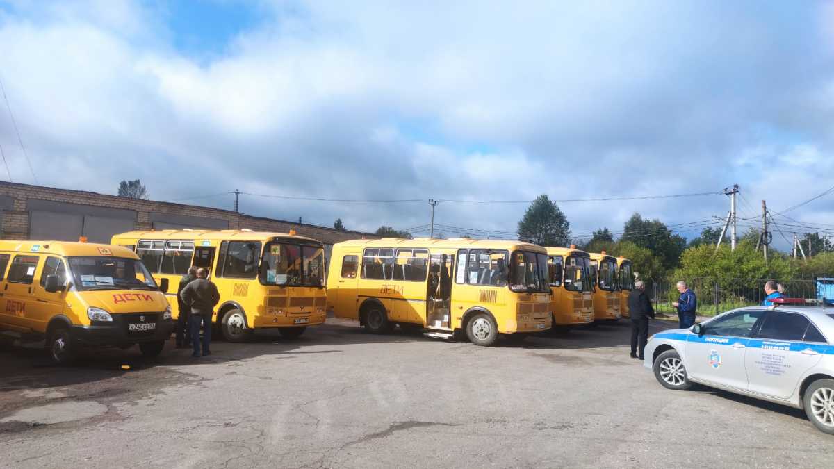 В Батецком состоялась линейка готовности школьных автобусов