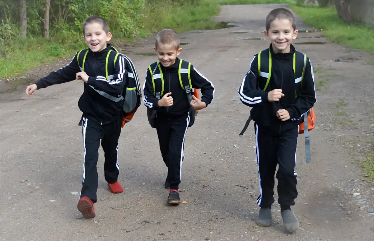 Братья Артём и Кирилл – идентичные, однояйцовые близнецы, внешне похожи, а Вова, родившийся с самой