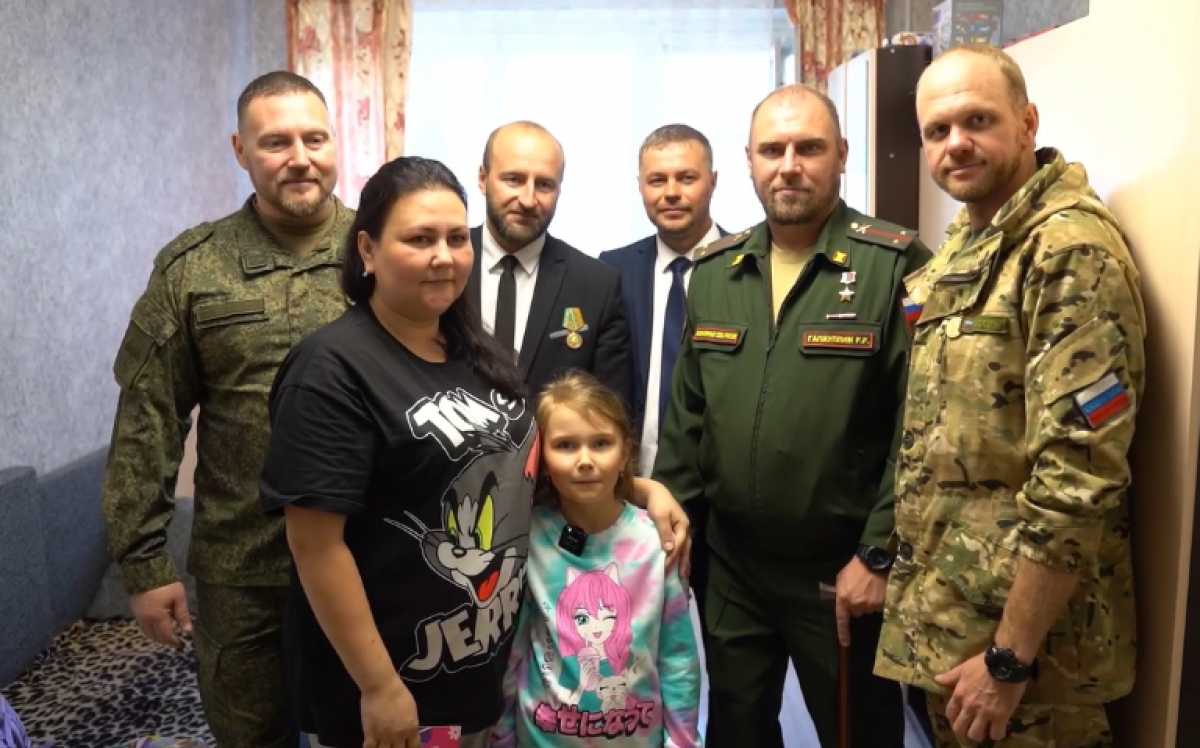 Девочке подарили школьный ранец с набором всего необходимого для учёбы.