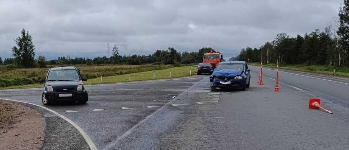 В ДТП пострадали двое водителей и две пассажирки иномарок.