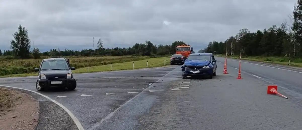 В ДТП пострадали двое водителей и две пассажирки иномарок.