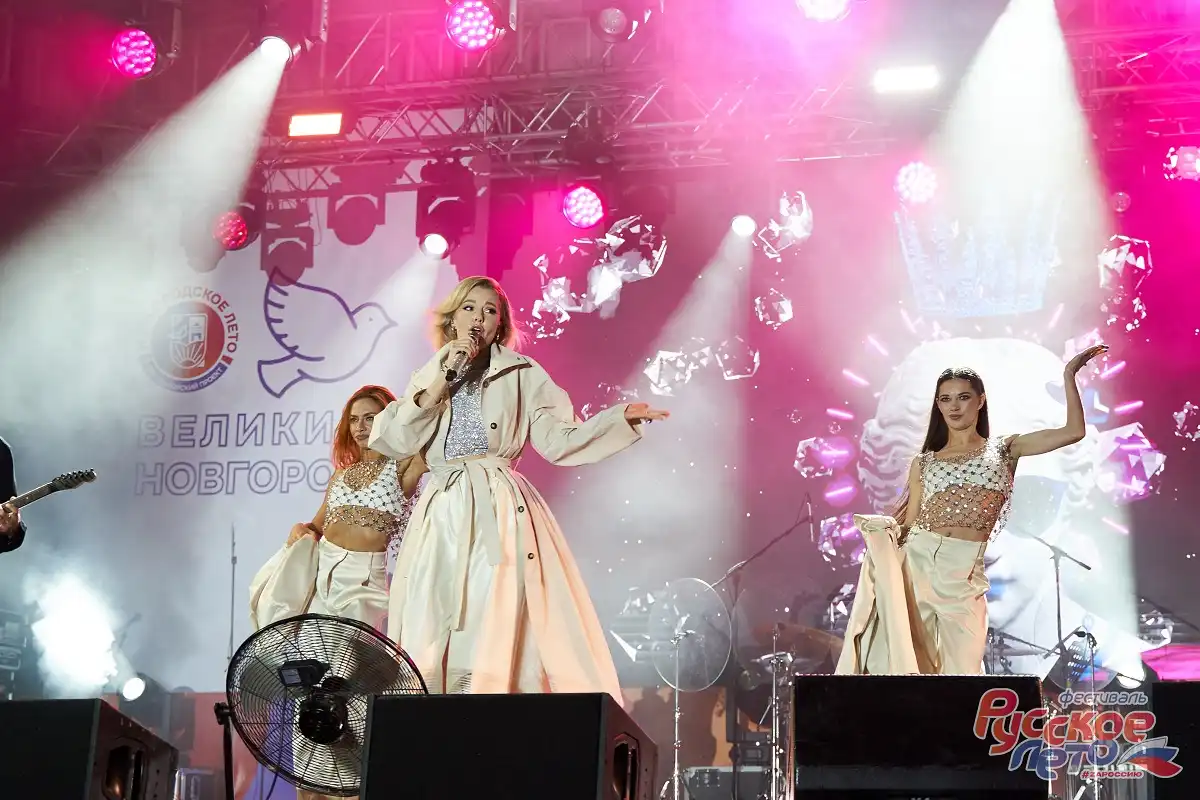 Ярким событием фестиваля стало выступление популярной певицы и телеведущей Юлианны Карауловой.