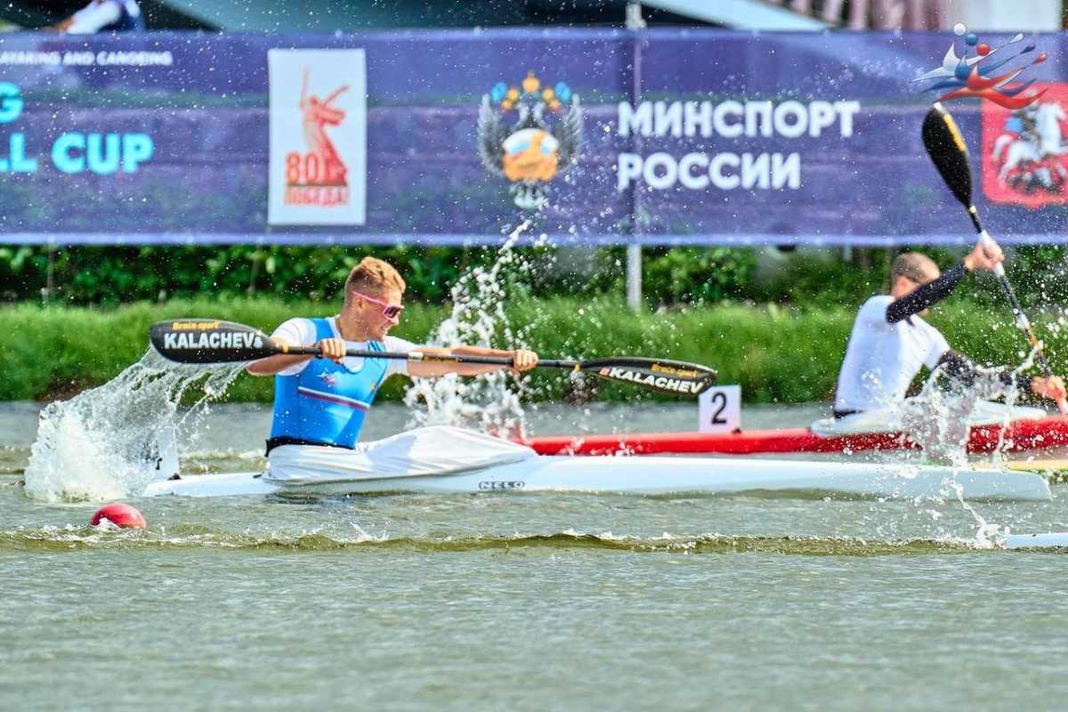 Байдарочник новгородской спортшколы олимпийского резерва «Олимп» Максим Калачёв среди медалистов куб