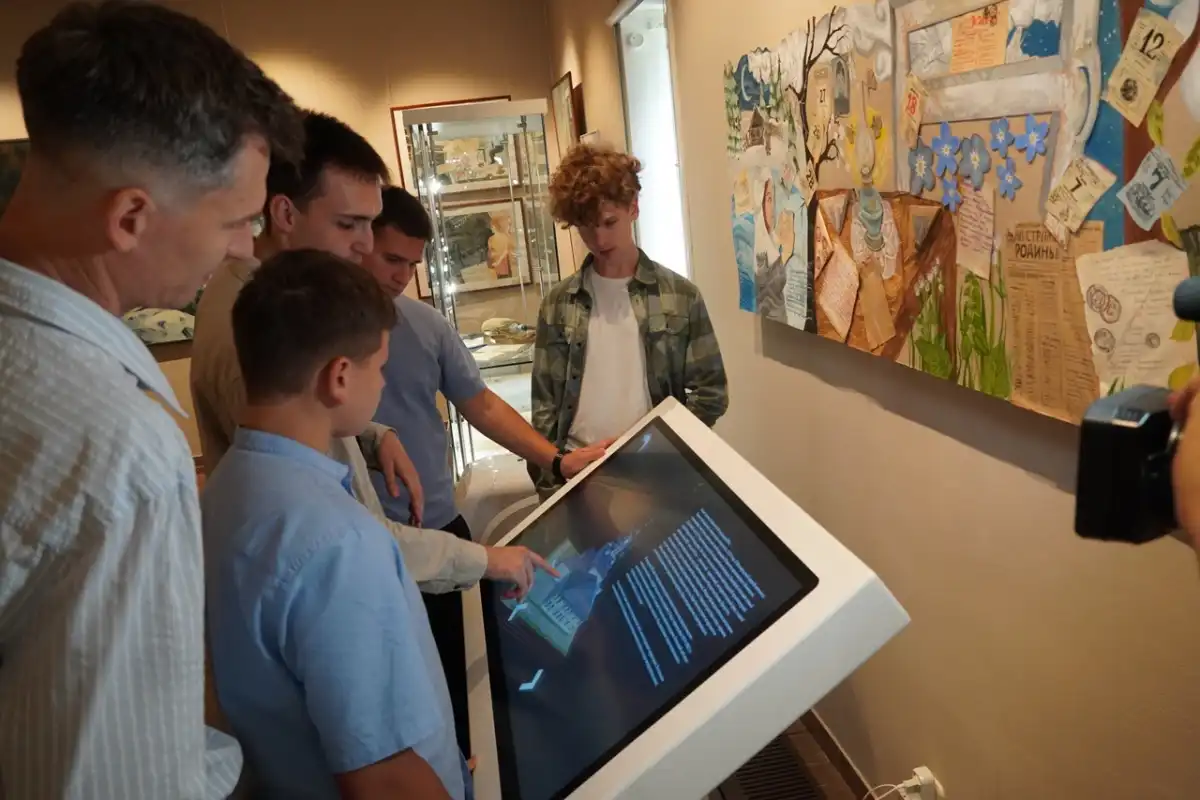 Мультимедийные приложения представлены посетителям на интерактивном столе.