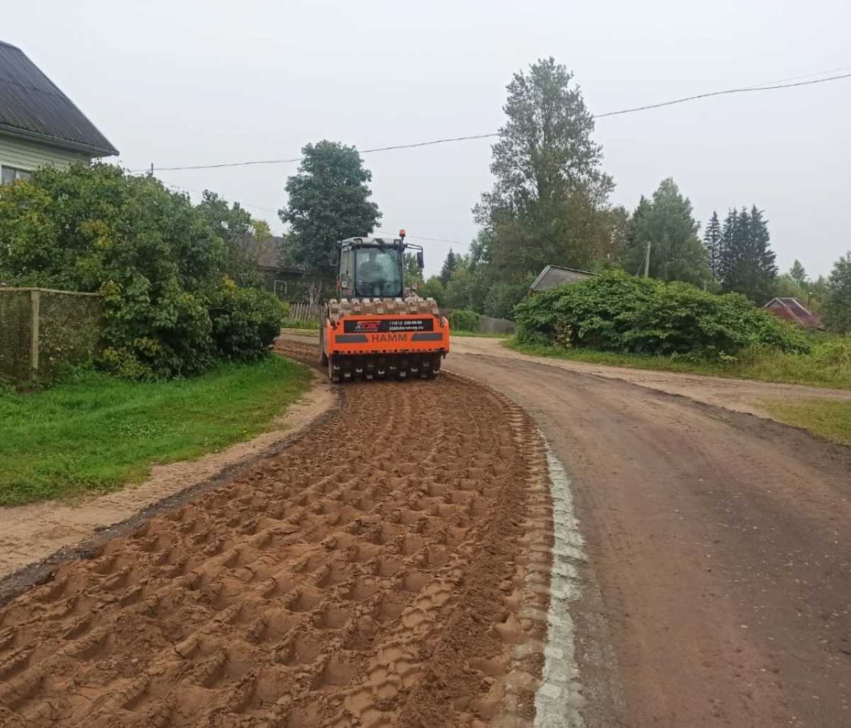 На автодороге используют разные виды техники: цементораспределитель, ресайклер, катки.