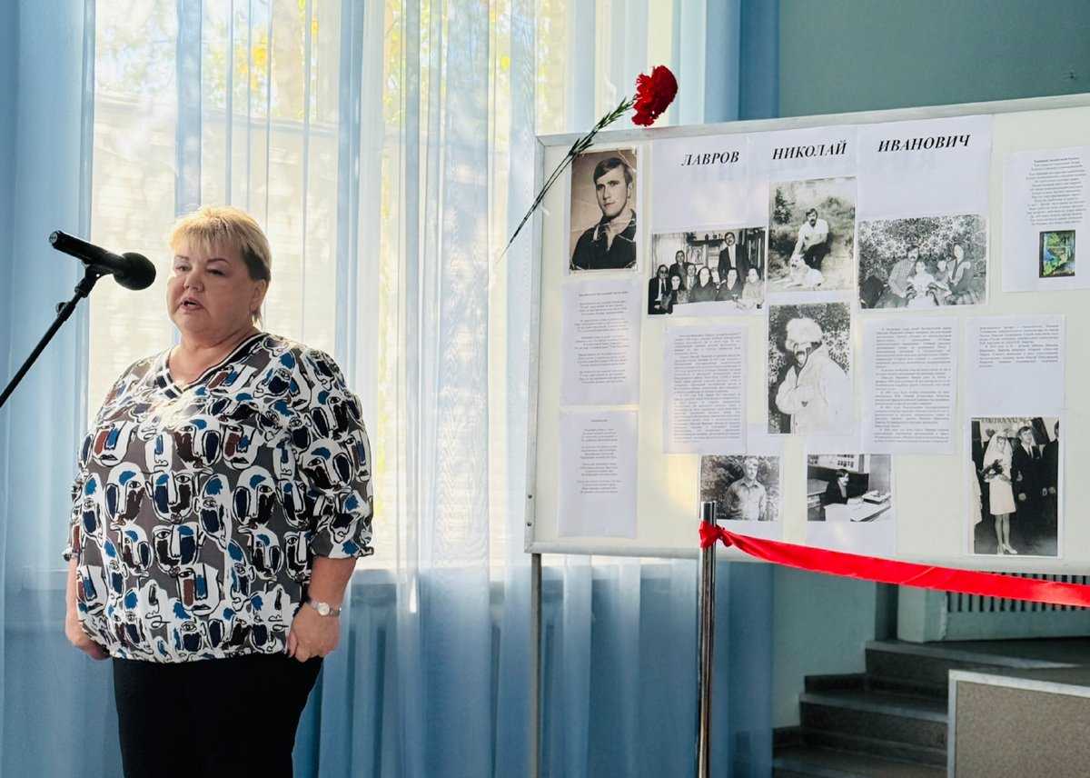 Николай Лавров был преподавателем кафедры русского языка Новгородского педагогического института.