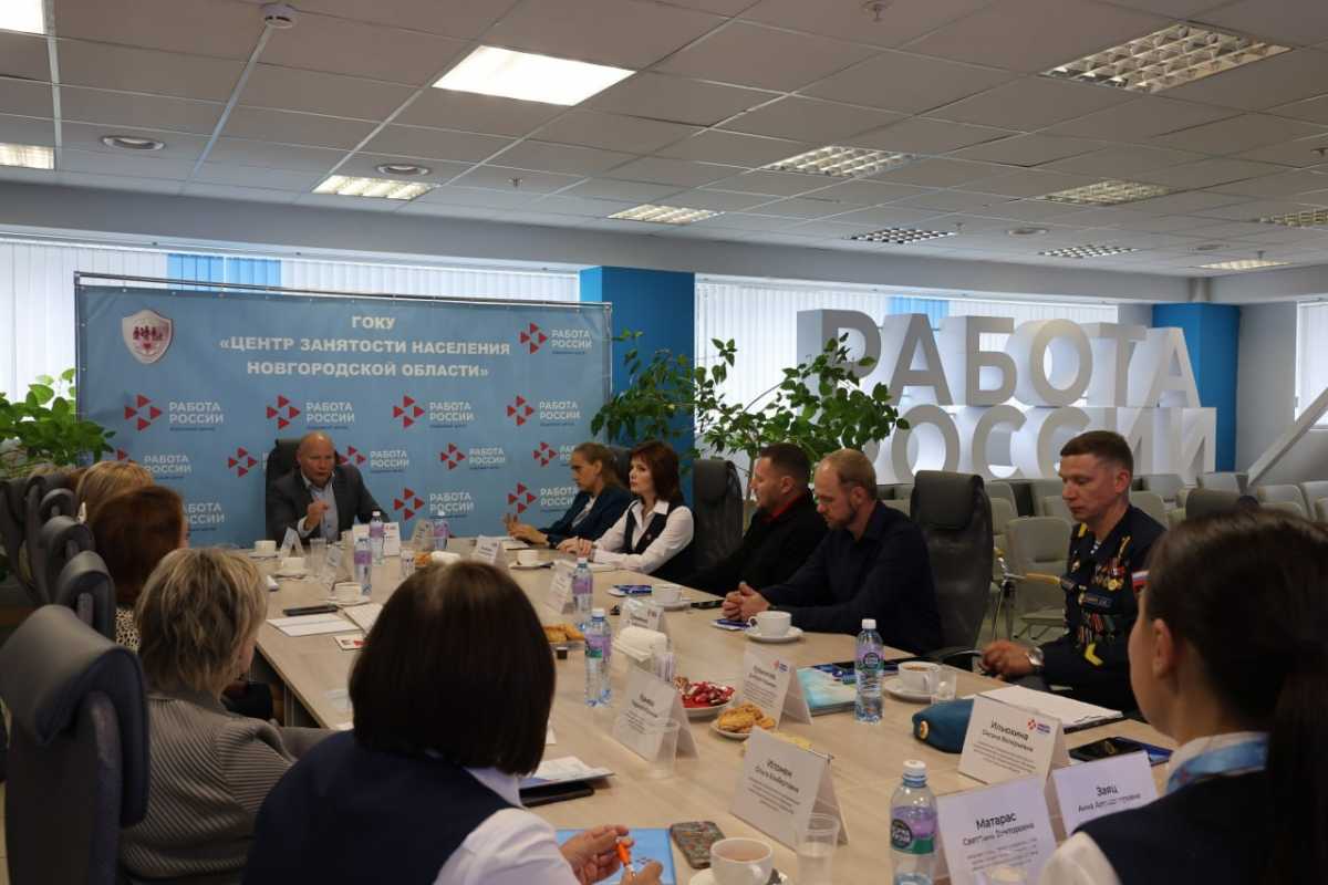 В диалоге приняли участие ветераны СВО Андрей Павлов, Дмитрий Кузьмичев и Антон Сухиненко.