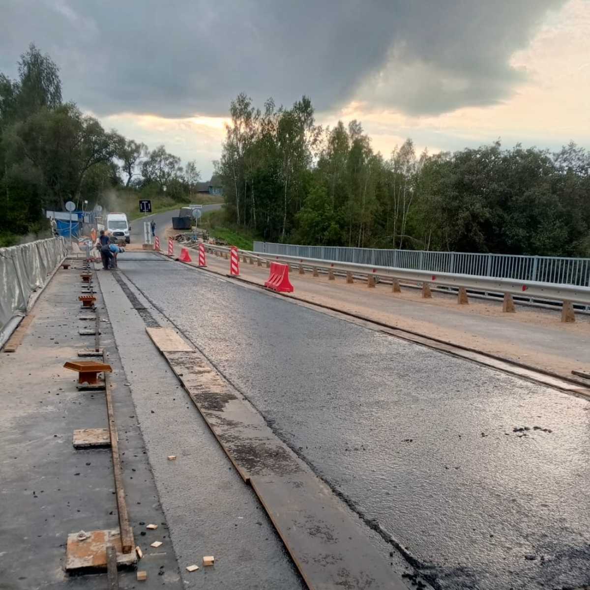 Автодорога, на которой находится мост, соединяет восемь населённых пунктов.