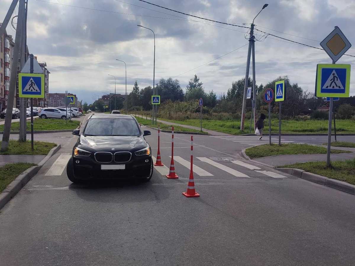 Ребëнок переходил дорогу по «зебре».