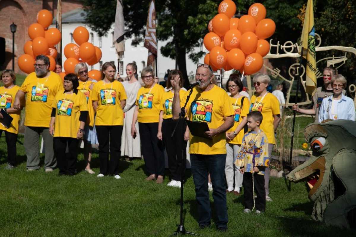 Главным символом конференции стал Онфим — реальный новгородский мальчик XIII века.