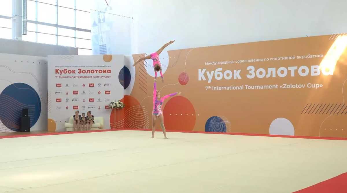 В состязаниях участвуют акробаты из Беларуси, Казахстана и России.