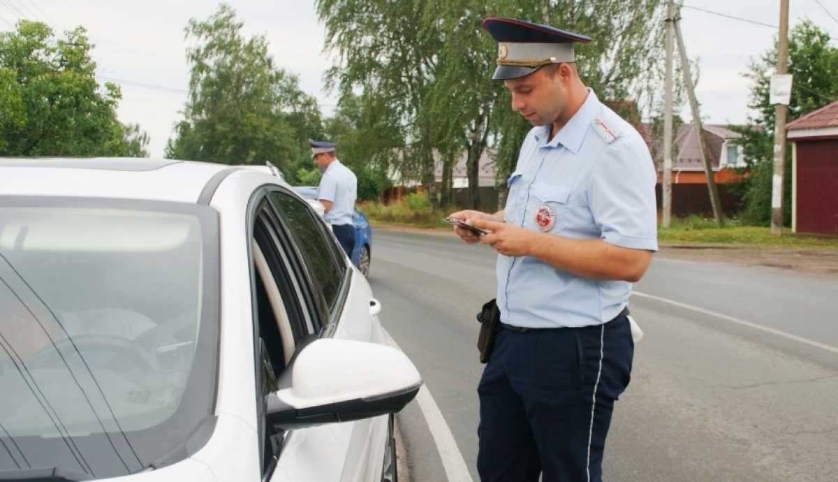 На проспекте Корсунова сотрудники ДПС задержали 36-летнего водителя «Пежо Партнер» с признаками нарк