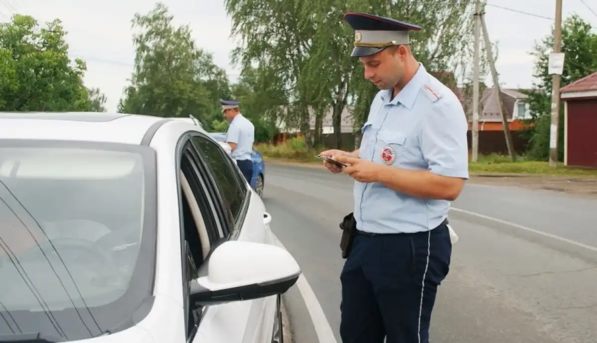 На проспекте Корсунова сотрудники ДПС задержали 36-летнего водителя «Пежо Партнер» с признаками нарк