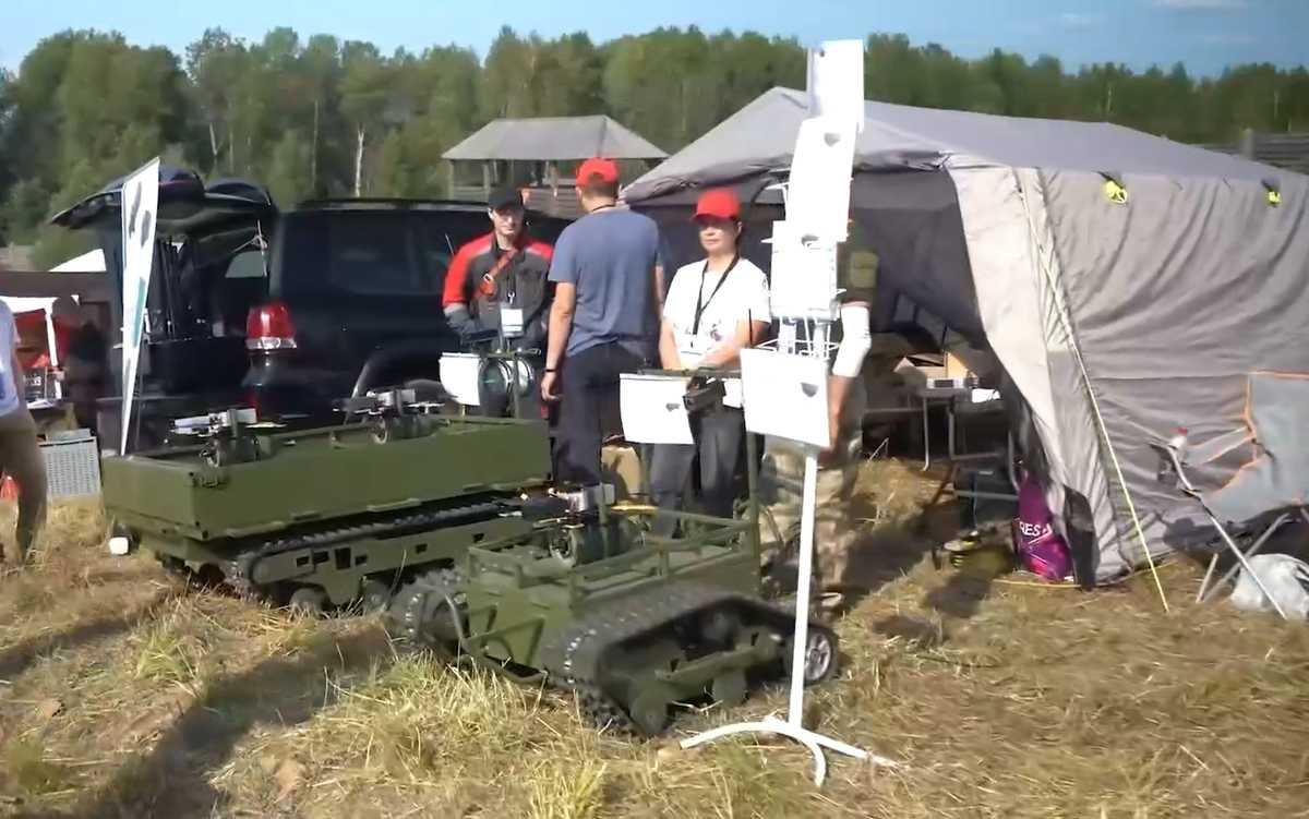 Более 100 российских предприятий представили на слёте свои изделия в рамках выставки достижений отеч