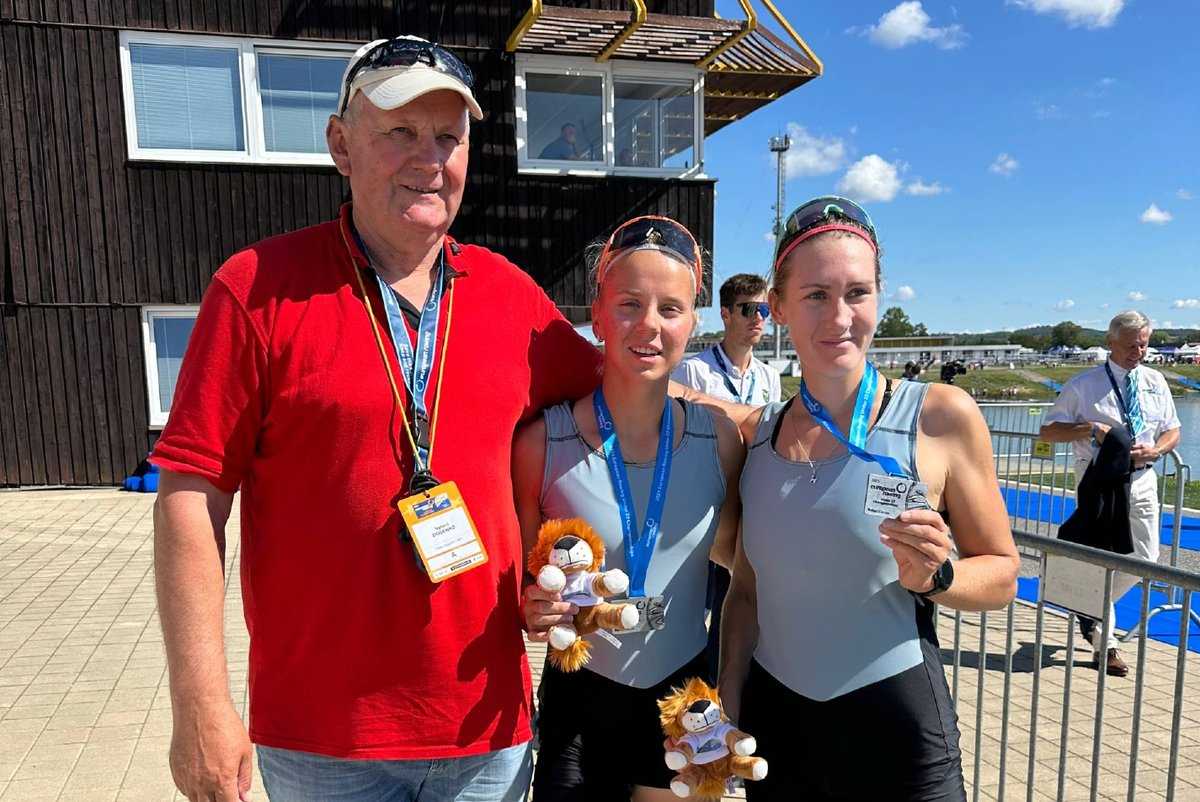 Александра (посередине) тренируется под руководством Светланы Григорьевой и Юрия Шуркалова.