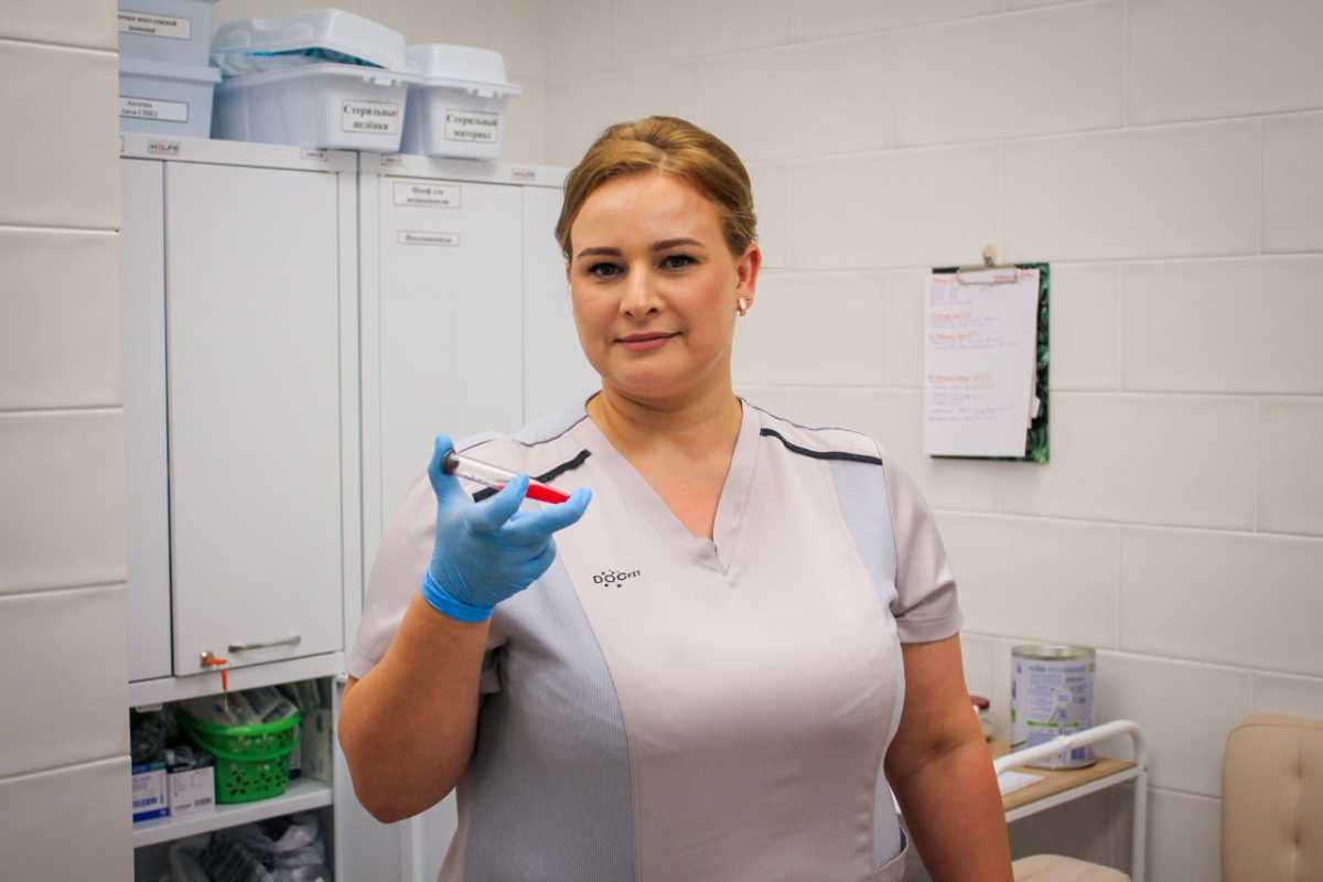 Рабочий день медсестер начинается ранним утром с забора крови на анализы. Затем — процедуры и выполн