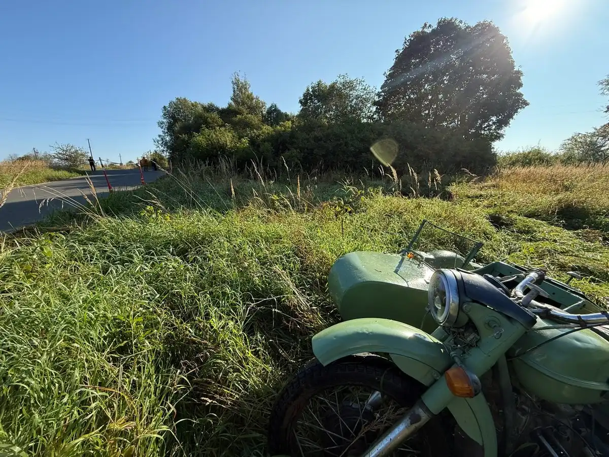 На месте аварии работают сотрудники ДПС.