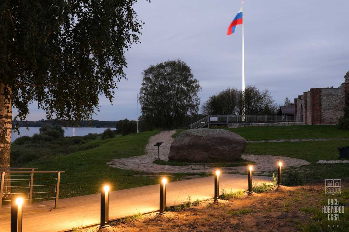 В ближайшее время на объекте появятся новые элементы освещения на дереве и информационных стендах.