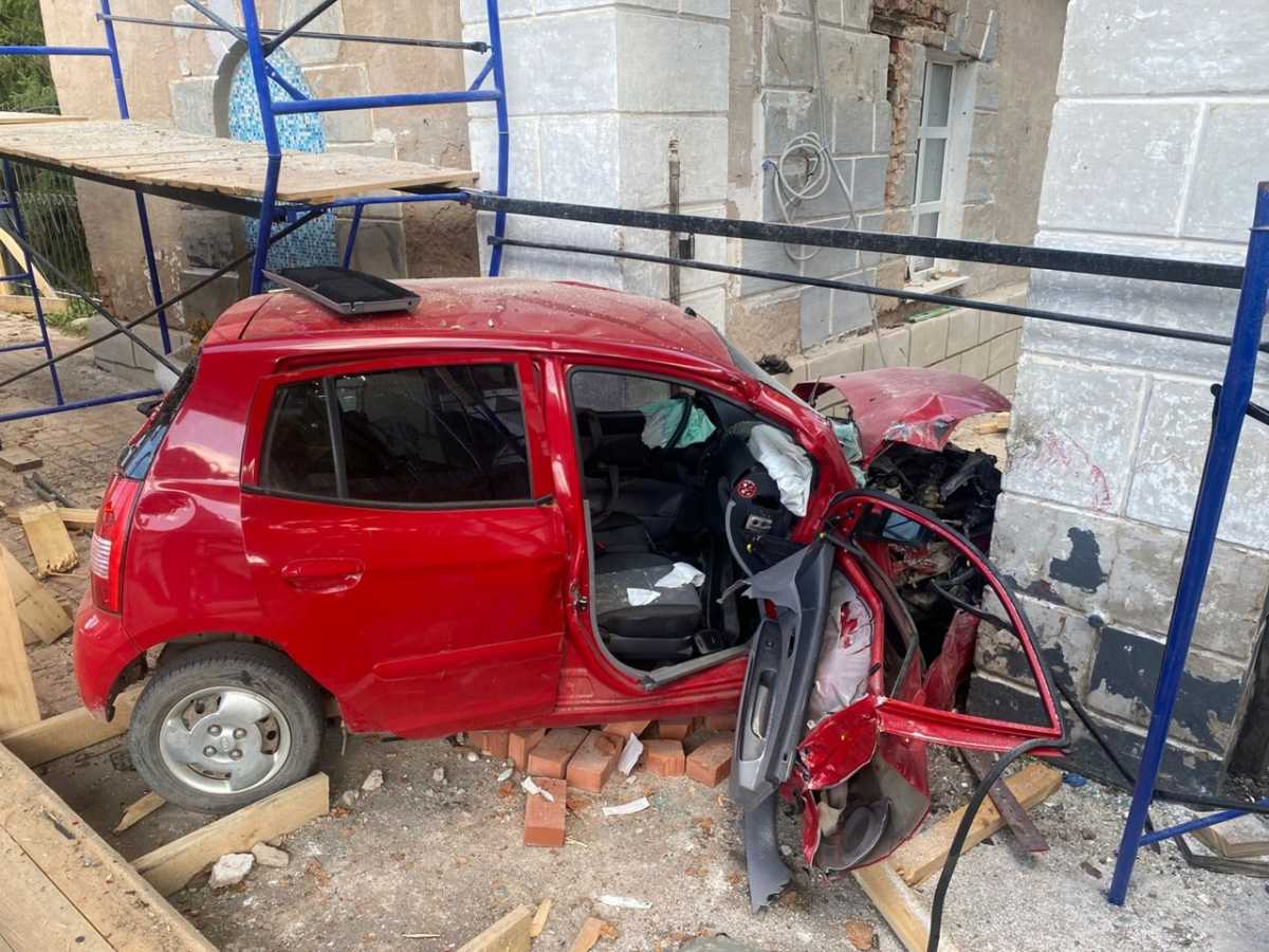 Водитель машины с черепно-мозговой травмой и сотрясением головного мозга доставлен бригадой скорой м