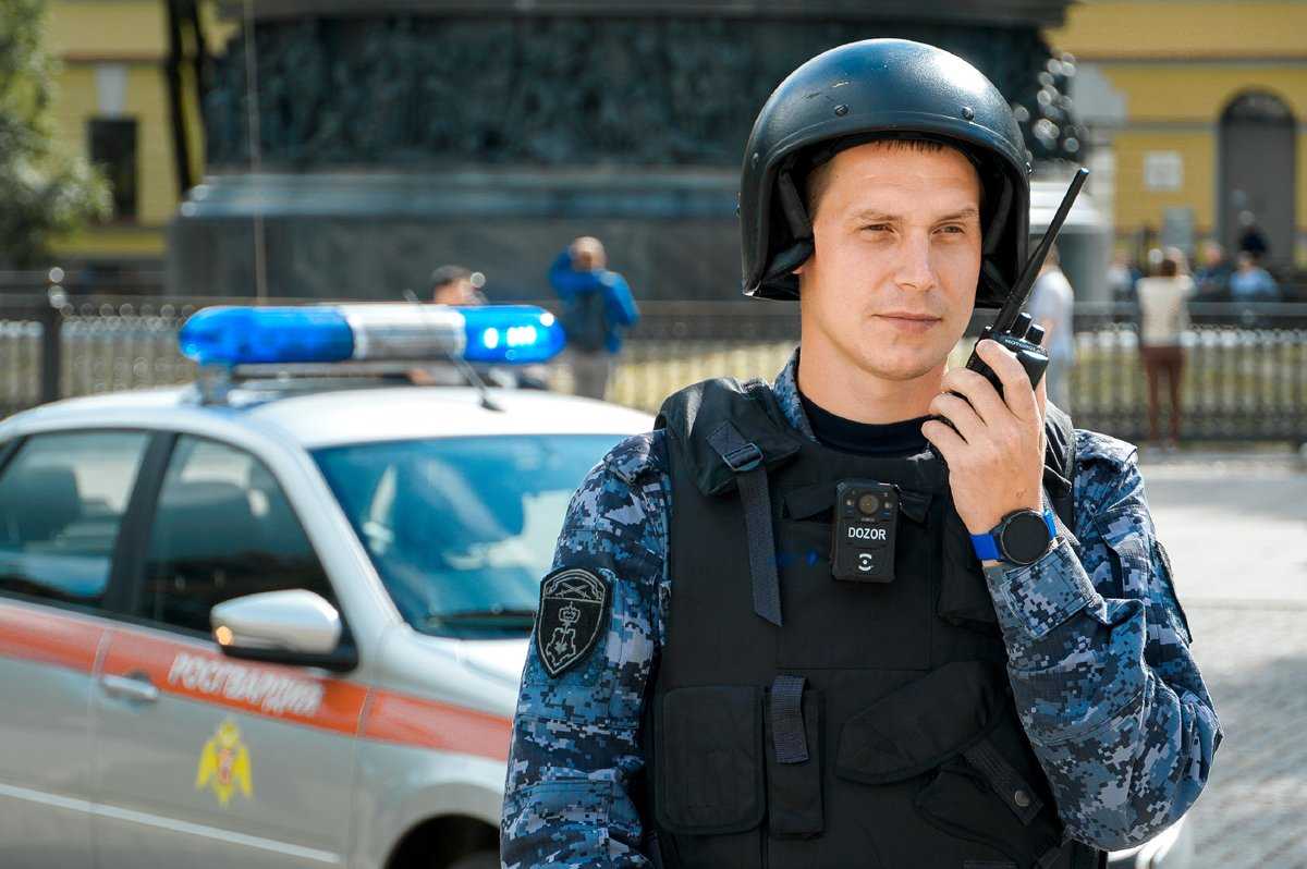 Сотрудники Росгвардии поговорили с пенсионеркой и смогли предотвратить мошенничество.