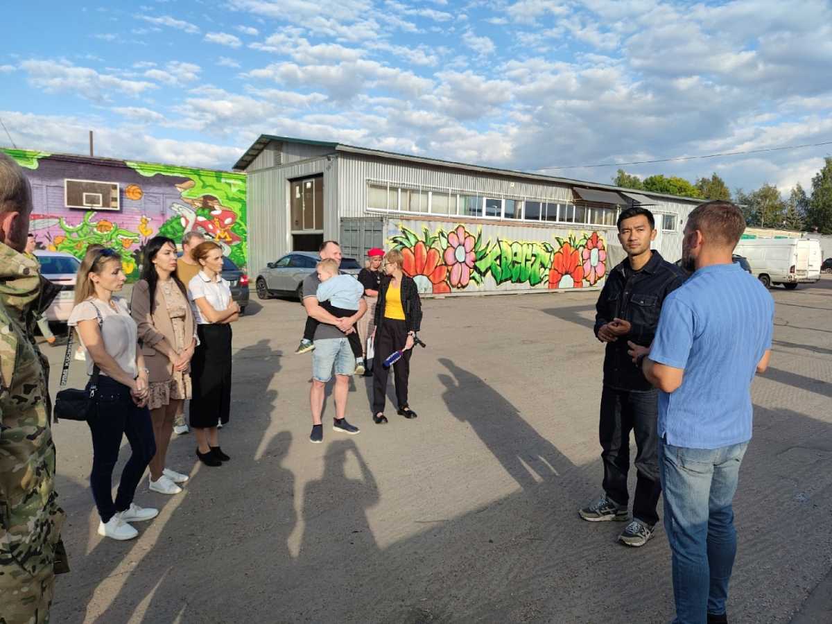 Ранее участники программы «Для СВОих» посетили сыроварню, пасечное и фермерское хозяйства, ознакомил