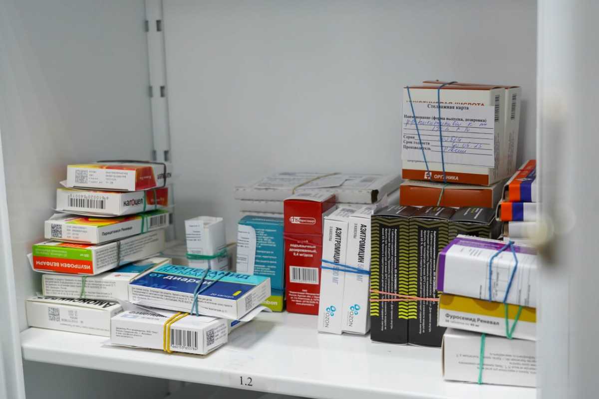 Рабочее место оборудовано кассовым аппаратом, фельдшер амбулатории Ирина Окунева прошла обучение, по