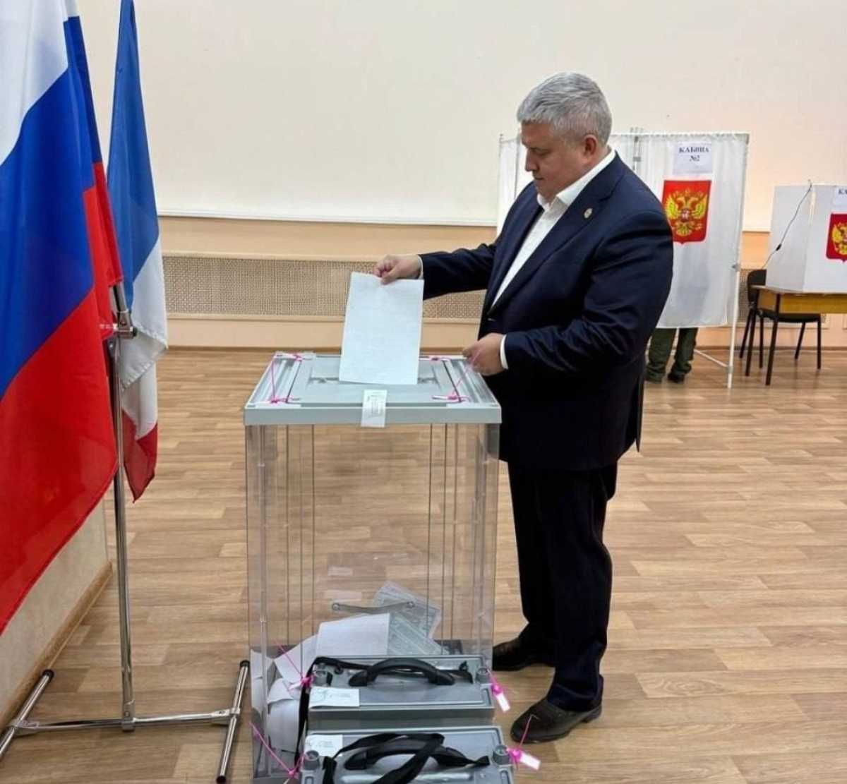 Александр Дронов проголосовал на избирательном участке в деревне Савино Новгородского округа.