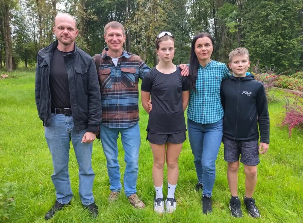 Семья Зверьковых вместе с ветераном СВО Антоном Сухиненко (впереди).